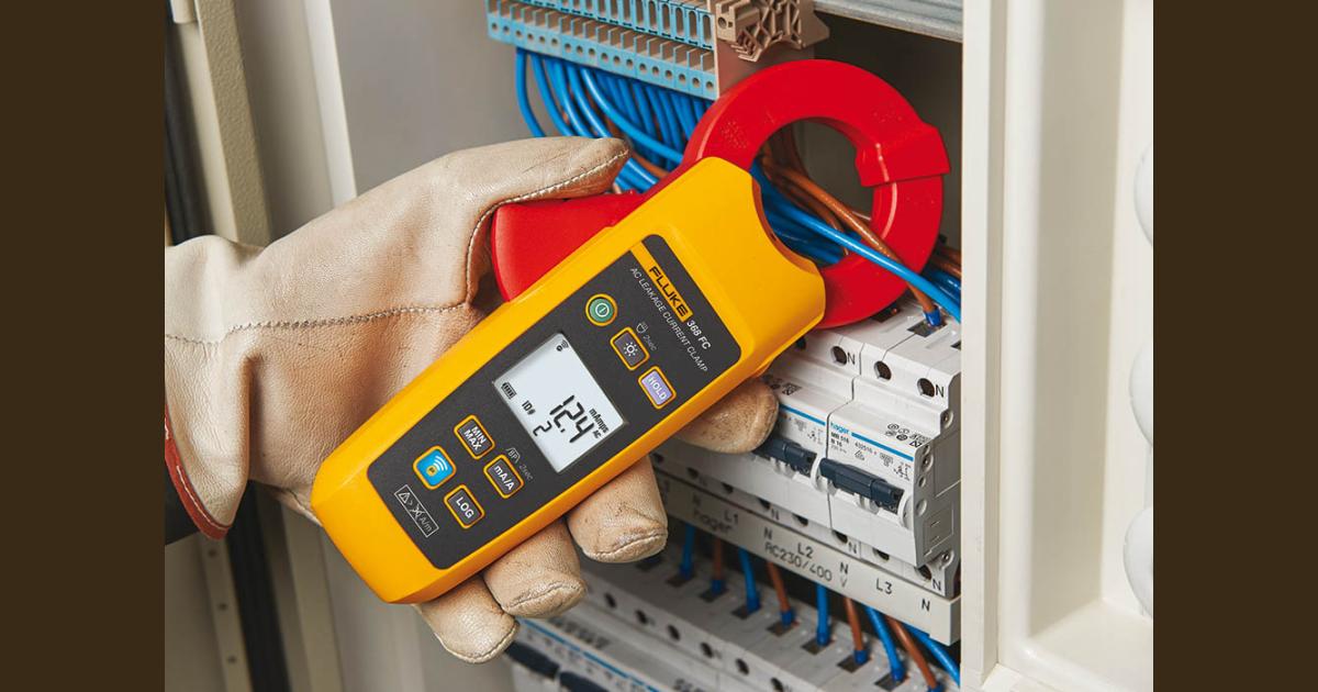 замер тока клещами. электрик с электроизмерительными клещами. работа токовыми клещами. токовые клещи измерить ток. Unit-t ut210b.